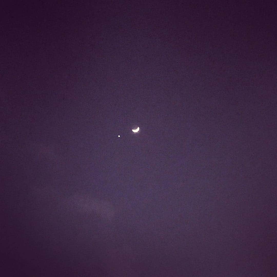 優木瑛美さんのインスタグラム写真 - (優木瑛美Instagram)「金星発見👀 月の下に見える星は金星だそうですよー！！ 新年早々いいね👍🏻 #ゴミじゃないよ #月と星 #いとをかし」1月2日 19時23分 - emi_yuuki