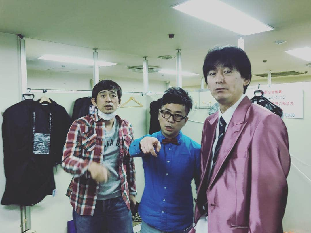 久保田和靖さんのインスタグラム写真 - (久保田和靖Instagram)「正月特別インスタ  #福岡のレジェンド #無許可でインスタあげると告知して #急に連写でとりました。 #いい顔ですありがとうごぜます #この方達は北陸の漁師ぐらい酒を飲みます #つまみは色々飽きてグラスの残った氷を柿ピーぐらい噛んでたべる #パンクブーブ黒瀬さんは見た事ない金色のがま口の大財布をもってる #福岡に仕事で行きまくりでマイルが貯まり世界一周できます #先生はよく見ると1980年代のジャニーズにいてもおかしくないぐらい男前です。 #腕がルフィーぐらい長い #鶴屋華丸さんは目がでかい #目がラットフィンクぐらいでかい #ルミネは今日もご機嫌です #なんかきさんよかろーもん」1月2日 20時18分 - kubotakazunobu