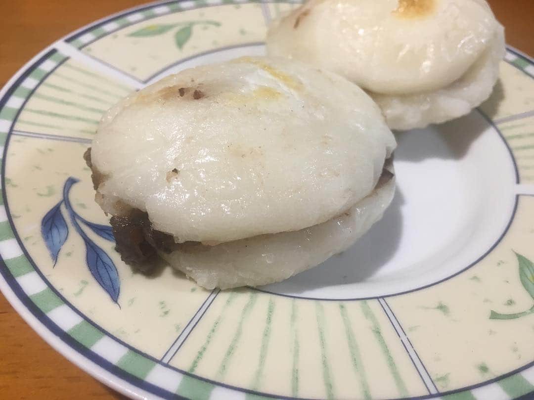 カバのインスタグラム：「‪実家であんこ餅食べると言えばお父さんが作る、お餅2個にあんこ挟んだだけのやつですよね！‬ #あんこ餅 #親父お手製 #お餅2個に #あんこ挟んだだけ #こしあんかつぶあん #選べます #笑 #あはっぴーにゅーいや」