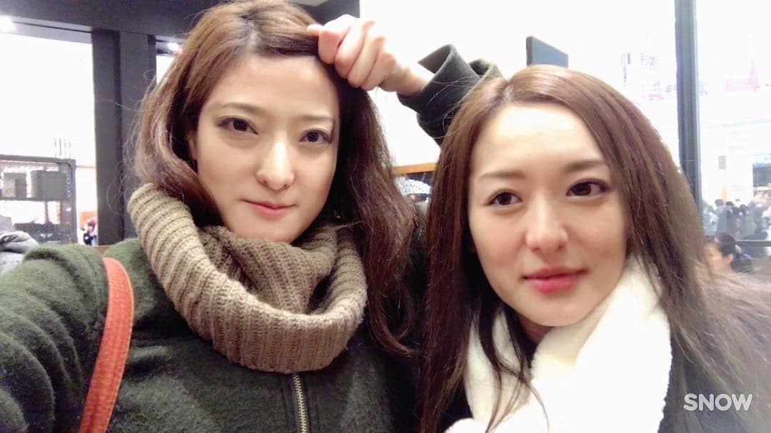 高橋麻美さんのインスタグラム写真 - (高橋麻美Instagram)「お姉ちゃんと顔交換したんだけど まっっったく変わらなすぎて笑った🙄  #snow #facechange」1月2日 23時56分 - charmy421