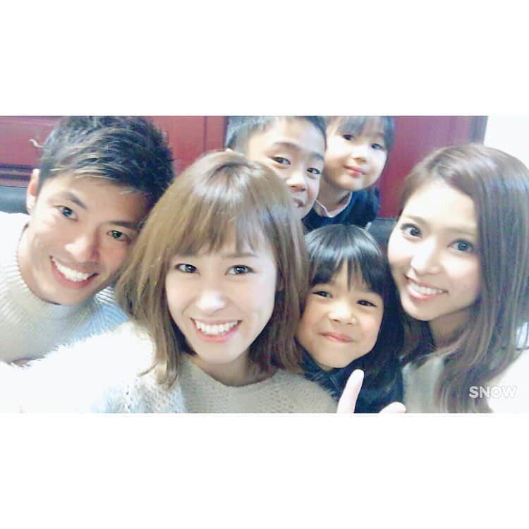 のインスタグラム：「. . 嫁ちゃん親戚宅での新年会🎍 #旦那あるある #足伸ばしていいのか #くつろいでよいのか #お義兄さんいると安心 . . 嫁ちゃん @y.takako0430  義妹ちゃん @namiii18  息子 娘 姪っ子 #SNOW」