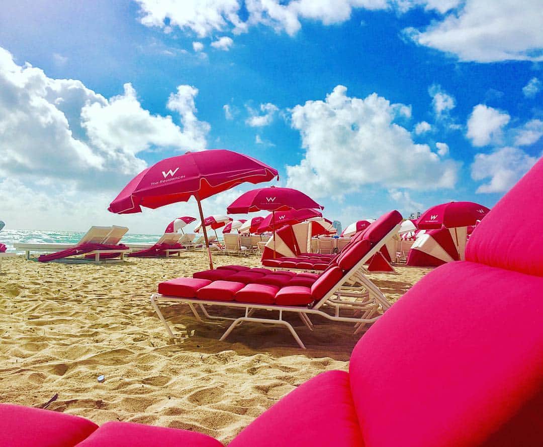 大石絵理のインスタグラム：「💗🌺 Private Pink Beach 🏄‍♀️🎪🍧 #xmasgiftfromdaddy #🎁 #happyholiday」