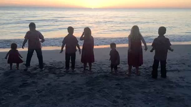 ブラッド・エルドレッドのインスタグラム：「The Turek/Capello/Eldred clan celebrating the last sunset of 2016 on Little Gasparilla Island! #2017#happynewyear#islandlife#cousins」