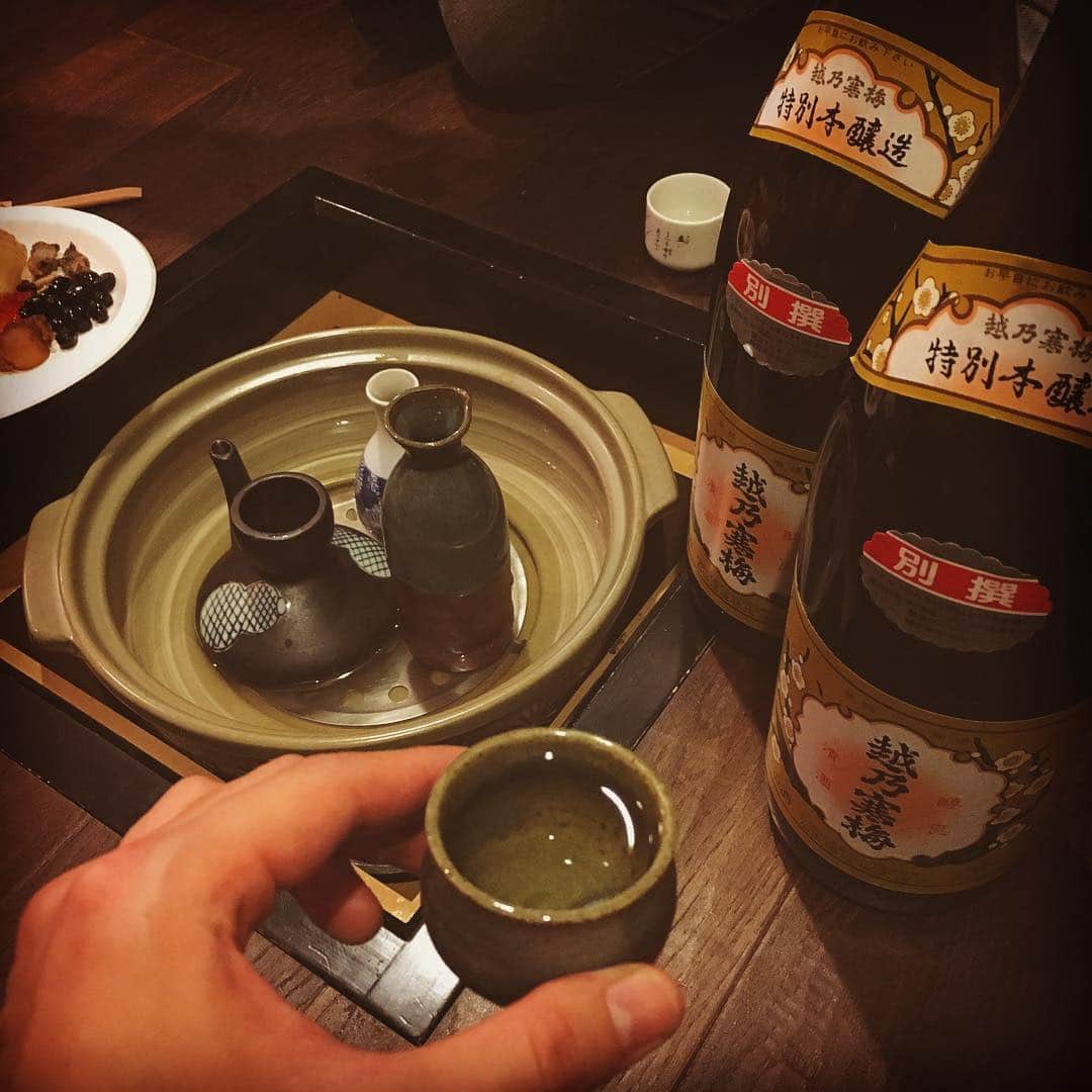 のインスタグラム：「新年会です。  囲炉裏で熱燗を頂いてます。 既にニ升空いてます。 #越乃寒梅 #日本酒 #囲炉裏 #熱燗 #新年会 #常連仲間」