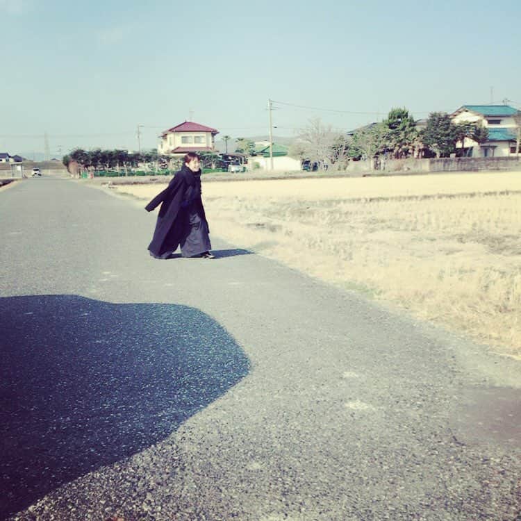 安達祐実さんのインスタグラム写真 - (安達祐実Instagram)「里帰り #空が広くて #道がつづいてて #テンションあがって #小躍り」1月3日 11時14分 - _yumi_adachi
