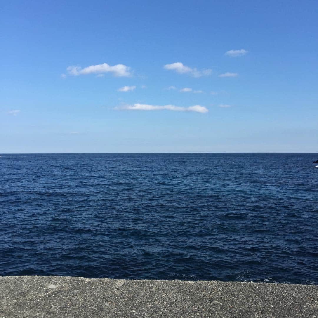 草刈民代さんのインスタグラム写真 - (草刈民代Instagram)「海辺を散歩してま〜す！」1月3日 13時35分 - tamiyo_kusakari_official