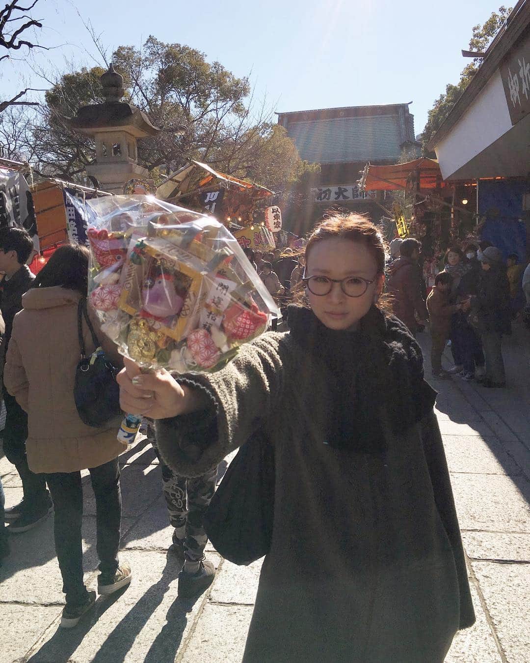 野尻美穂のインスタグラム：「今年もよろしくお願いいたします⛩✨ 今年はもっと頑張る💪 #2017 #後厄 #西新井大師 #熊手買ったよ」