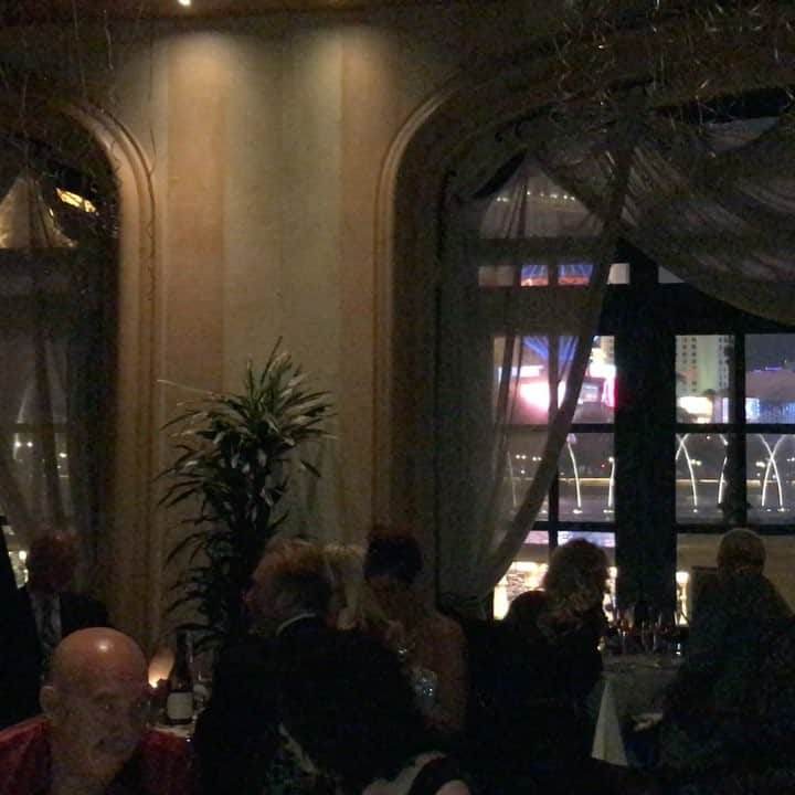 のインスタグラム：「ピカソの絵はその場で購入できるらしい🎆✨ #bellagio #fountain #balloons #newyear2017 #picasso」