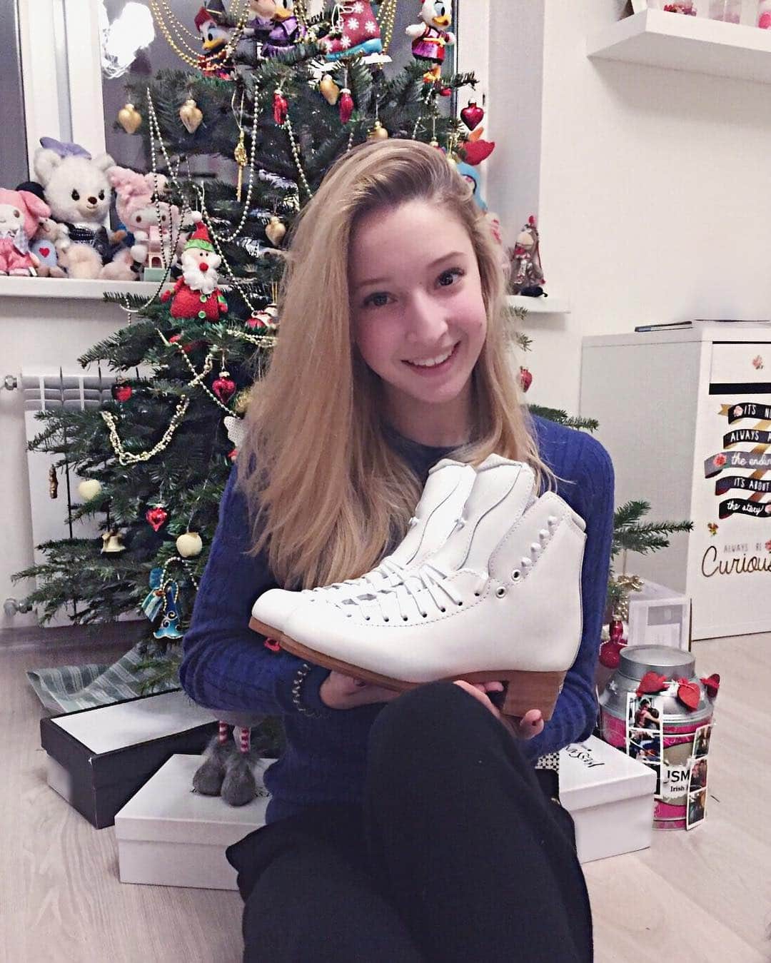 のインスタグラム：「The best gift for the New Year🙏🏼thank you @jackson.ultima 😊⛸#mariyasotskova #MarySot #jacksonultima #formeworldispink #figureskating #figureskatingrussia」