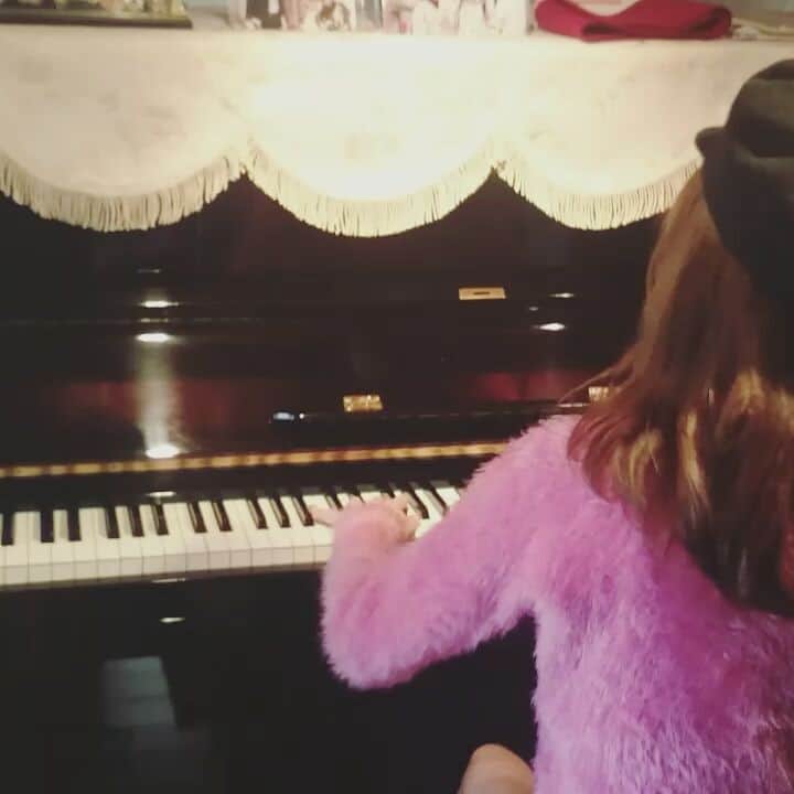 のインスタグラム：「今回従姉妹ちゃんが撮ってくれた、ピアノな動画🎹♡ 凄く素敵で惹かれた曲があって、練習中ですが。。。💫💗 従姉妹な姉妹でおばぁちゃんおじぃちゃんに聴いてもらって幸せ時間でした💗  #senbonzakura #千本桜 #初音ミク #まらしぃ さん  愛美ぴあの × fashion  pink knit @lillilly_official hat @snidel_official  #愛美ぴあの #manamipiano #piano #love」