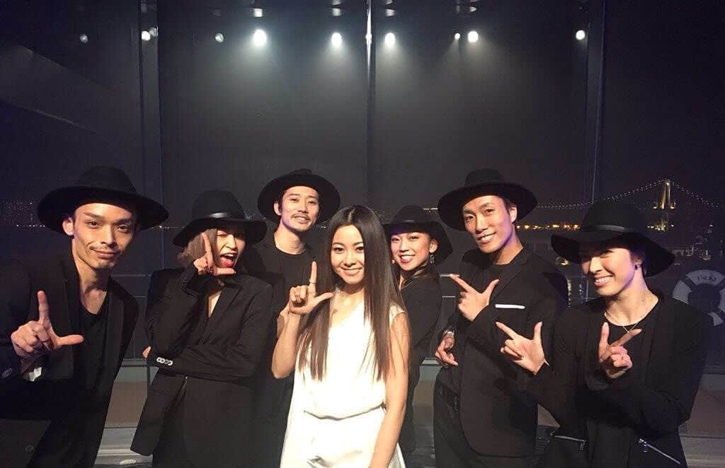 倉木麻衣のインスタグラム：「昨日は、生放送！NHK“うたコン”さんに初登場しました🙌  幸運な事に、７‥んと❗️❗️❗️❗️❗️ 贅沢にも東京湾(とうきょうこう)から🌈レインボーブリッジが見えるダイアモンド💎の様にキラキラ輝く夜景をバックに、チャペル×夜景×レーザーという、まさかの👀超‼️豪華な組み合わせの中‥歌わせて頂くという‥なんだか、夢の中にいたような‥ 🎤🎵😳💒👰💍🚢🌉🌠✨💖 素敵な時間を✨😊🎤〜🎵✨🌹✨ ありがとうございました✨Smile✨」