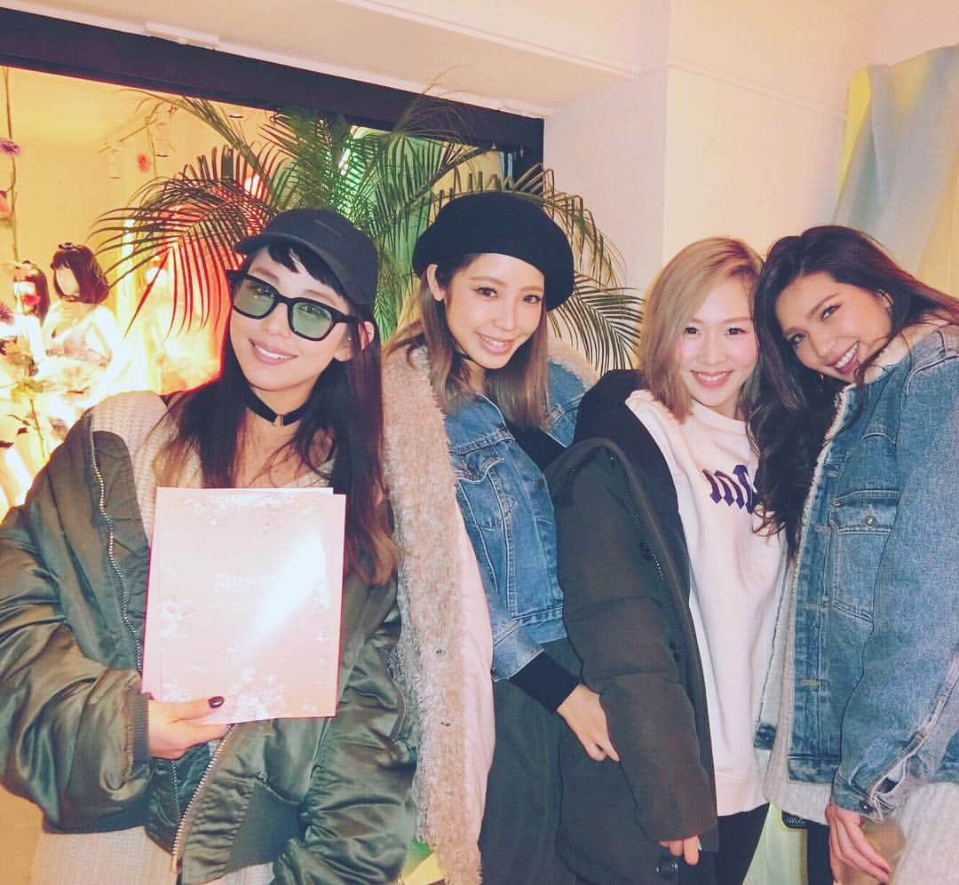 出浦寛子（HIROKO）のインスタグラム：「. Ravijourの展示会いってきたよん♥️ . . . #Ravijour #cjhiroko #cjd_hiroko #detsuko #deurahiroko . . .」