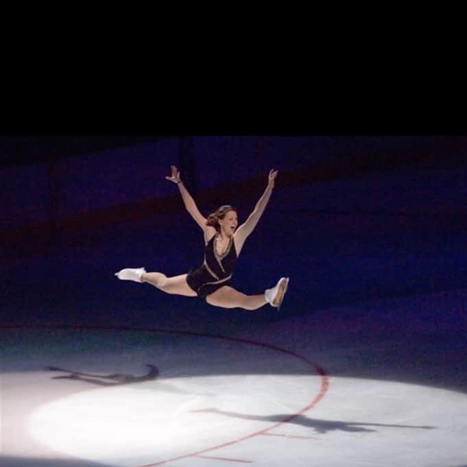 エミリー・ヒューズのインスタグラム：「When you learn to #GetUp, you learn to soar 💫 WeGetUp.com @usfigureskating #NationalGetUpDay」