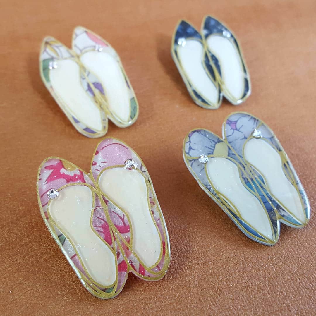 ユリルリよしかわりほこのインスタグラム：「パンプスブローチ。 これは小さいほうがかわいいな〜  Pumps brooch. I think they are cuter when I make them a little small.  #プラバン #ハンドメイドアクセサリー #ハンドメイド #ユリルリ #プラ板 #リバティ #リバティプリント #libertyprint #uvレジン #布プラバン  #shrinkplastic #handmadejewelry #handmade  #レジン #パンプス #ブローチ #scraps #Creema」