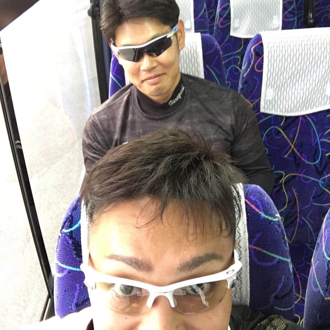秋山拓巳のインスタグラム：「#帝京魂#必死のパッチ#同期#原口文仁#フォロワー増加大作戦#第二弾#これは増える#これ載せるのも怒られそう#合同自主トレ#頑張ってきます」