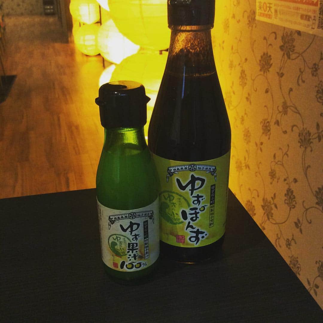 ゆずの小町天王寺店さんのインスタグラム写真 - (ゆずの小町天王寺店Instagram)「ゆずポン酢とゆず果汁の紹介です⭐️ ゆず好きにはたまらない商品です！ どちらともどんな料理にも合います😋👌🏻 お席にも置いていますので、気になる方は 是非試して見てください(^^) ゆずポン酢とゆず果汁お２つで 税込1000円で販売してるので お気軽にスタッフにお声掛け下さい🎵  #ゆずの小町天王寺店 #ゆずポン酢 #ゆず果汁 #天王寺 #毎日シルバービル #6F #instagood」1月29日 3時19分 - yuzunokomachi_tennouji