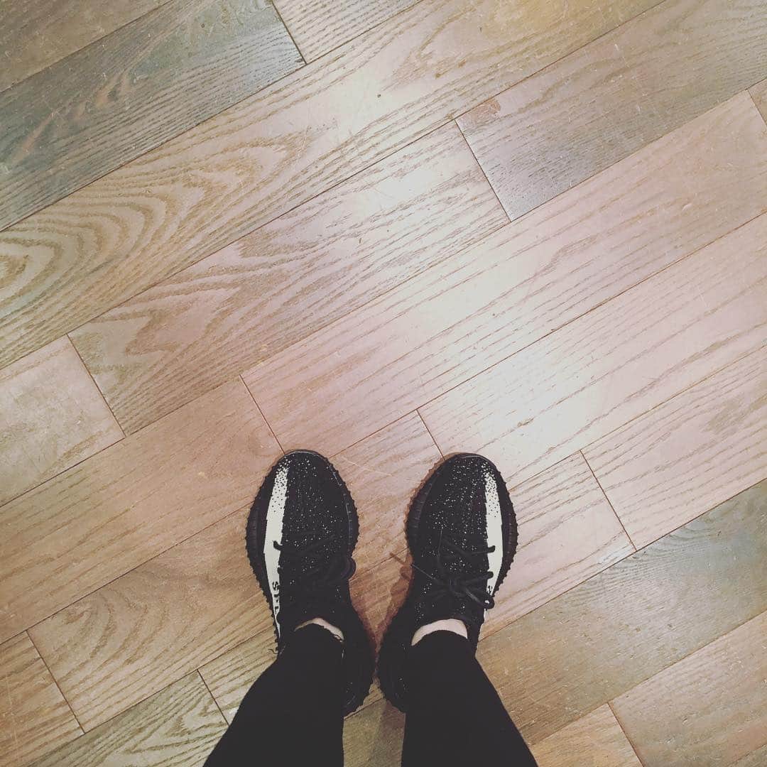 蒼山幸子さんのインスタグラム写真 - (蒼山幸子Instagram)「ETERNALBEAT発売&ツアーまであと3日。 今日のツアーリハはPVでも履いてたこの子。 はー、ゴジラみたいできゃわゆす、、 早くライブしたくてうずうずです。 #ETERNALBEAT #ねごと #yeezy  #yeezyboost #adidas」1月29日 12時27分 - sachiko_aoyama