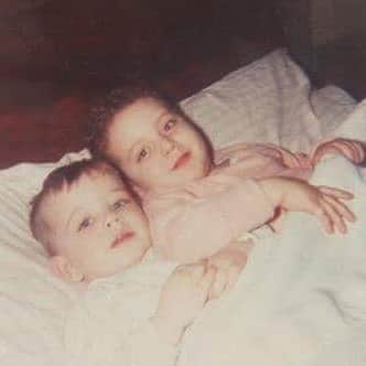 トム・サイズモアのインスタグラム：「This is a picture of me and my little bro Aaron. #sibling #family #tomsizemore」