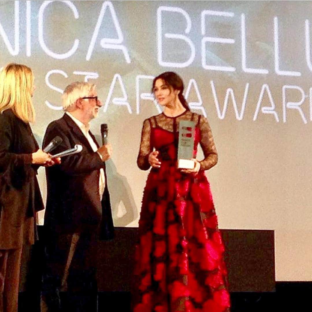 モニカ・ベルッチさんのインスタグラム写真 - (モニカ・ベルッチInstagram)「❤At The Trieste Film Festival 2017 for the presentation of "On The Milky Road", Film By Emir Kusturica. Thank You, Grazie Italia, for The "Estern Star Award" @triestefilmfestival @claudio_masenza  Dress by Elie Saab @eliesaabworld  Hair @johnnollet Makeup @letiziacarnevale Style By @lexyroche  #monicabellucci#trieste#triestefilmfestival#cinema#thankyou#easternstaraward#premiazone#dress#eliesaab#red#onthemilkyroad#emirkusrurica#моникабелуччи」1月29日 14時27分 - monicabellucciofficiel