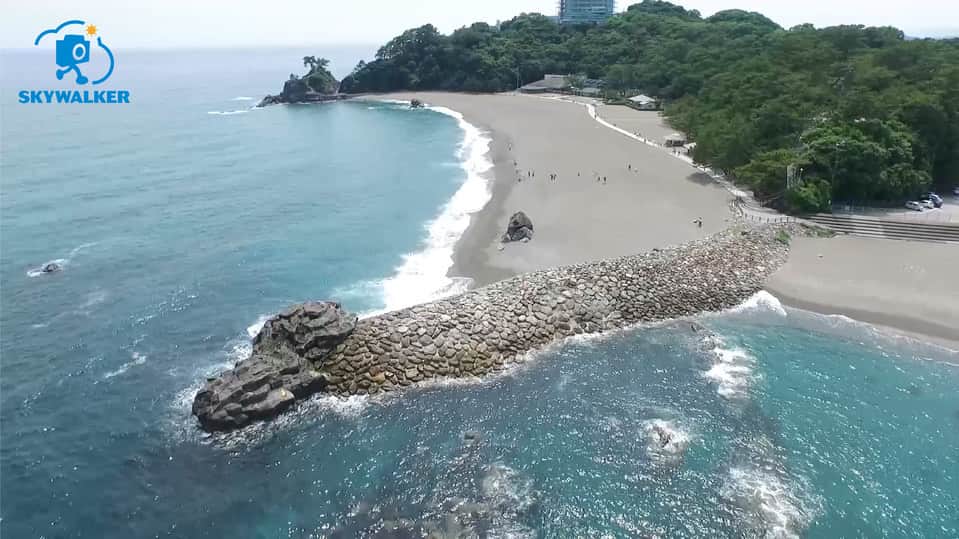 skywalker.inc 【スカイウォーカー株式会社】のインスタグラム：「. ドローン撮影実績🚁 Photo3 桂浜 高知県高知市浦戸 海と絶景！！！ . 【撮影機材】 @djiglobal #ドローン：#inspire1raw #カメラ：#zenmusex5r . #桂浜 #高知 #太平洋 #絶景 #坂本龍馬 #動画 #撮影 #景色 #風景 #空 #雲 #海 #写真好きな人と繋がりたい  #drone #dji #dronefly #dronelife #dronestagram #sky #skylovers #skyporn #beautiful #nature #view #aerial #japan」