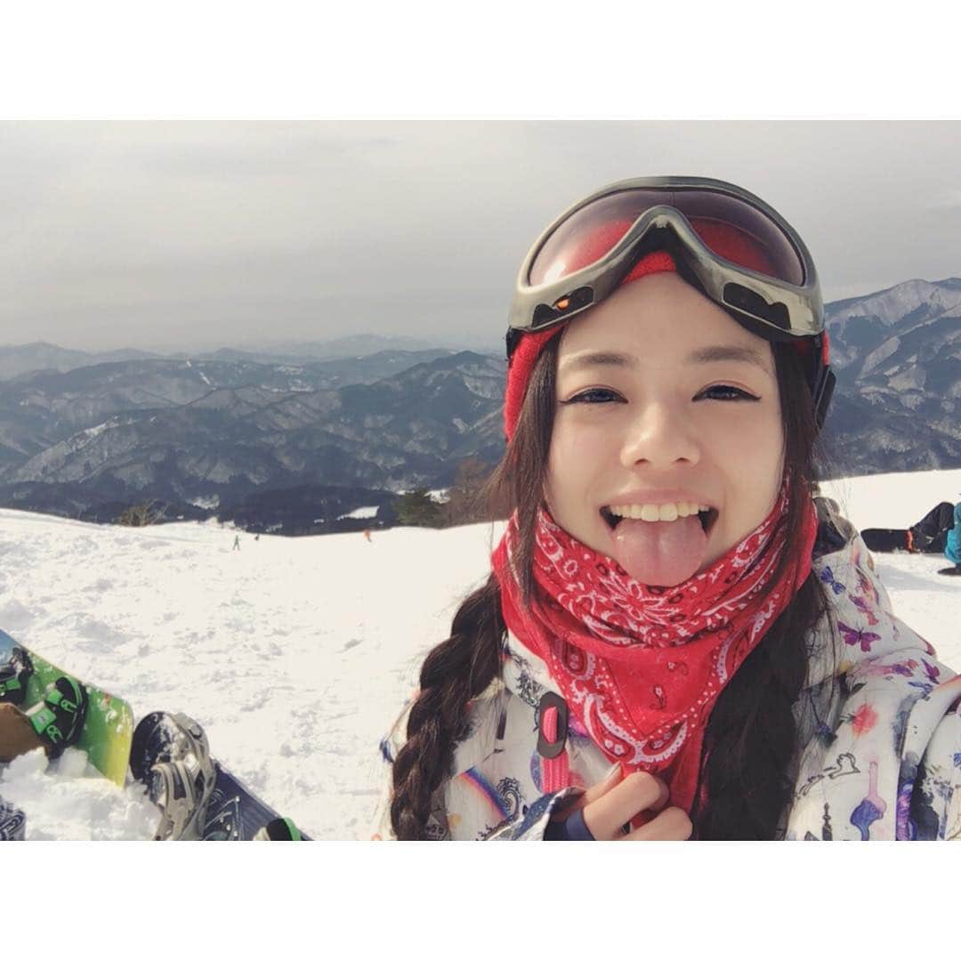 TANAKA SAKi 田中紗貴さんのインスタグラム写真 - (TANAKA SAKi 田中紗貴Instagram)「⋆ 😛田中紗貴@スノボ余韻🏂✨ ガリガリっで超重くて雪質最悪やったけど 楽しかった楽しかった😂💖💖 ２時には帰路についたけど← 今シーズンもう1回行けるかなー🤔？ ⋆ #スノーボード#スノボ#ボードウエア#ウエア #OCSTYLE#scolar#スキー場は目立ってなんぼ #超アイスバーン#雪質超最悪#お尻超痛い #ボード暦は長い#運動神経悪い#ただ滑れるだけ #体力ない#半分休憩#すぐ帰ってきたw #雪山スタイル#舌出しハマり気味#モデル#田中紗貴」1月29日 20時20分 - sakiwo.523