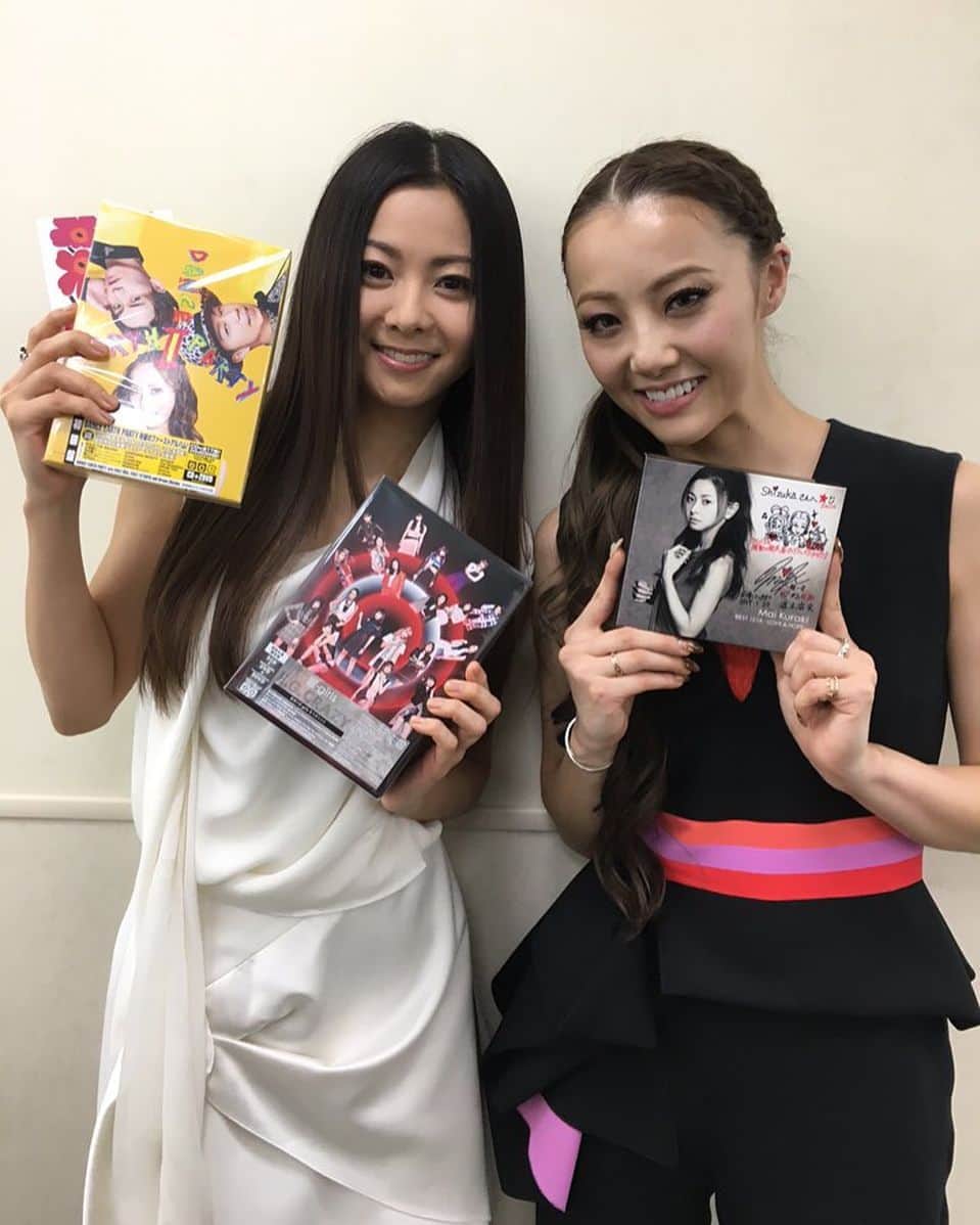 倉木麻衣のインスタグラム：「なんと！「MUSIC FAIR」でもご一緒したＥ-girlsさんとまたMステでご一緒しました✨ オーディションで私の歌をうたって下さって夢を叶えたという‥ 😳✨ありがとうございます💕美しさとカッコよさに倉木、くらくらとマイってしまいましたm(_ _)mＥ-girlsの素敵なShizukaさんとSmile✨😊✨」