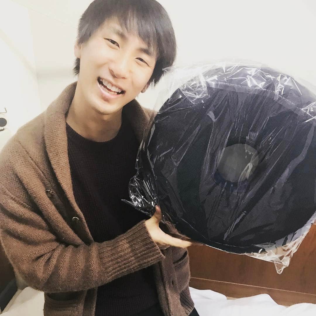 高橋みなみさんのインスタグラム写真 - (高橋みなみInstagram)「本日のニッポン放送 ヨブンのこと聴いてくださった皆さんありがとうございます！ まさかの病院肛門科からの放送でした笑 収録後朝井さんにこのドーナッツクッションあげたら本気で喜んでくれました笑 朝井さんお大事に！  #ニッポン放送 #ヨブンのこと #朝井リョウ #肛門 #尿道カテーテル #お尻お大事に」1月29日 23時25分 - taka37_chan