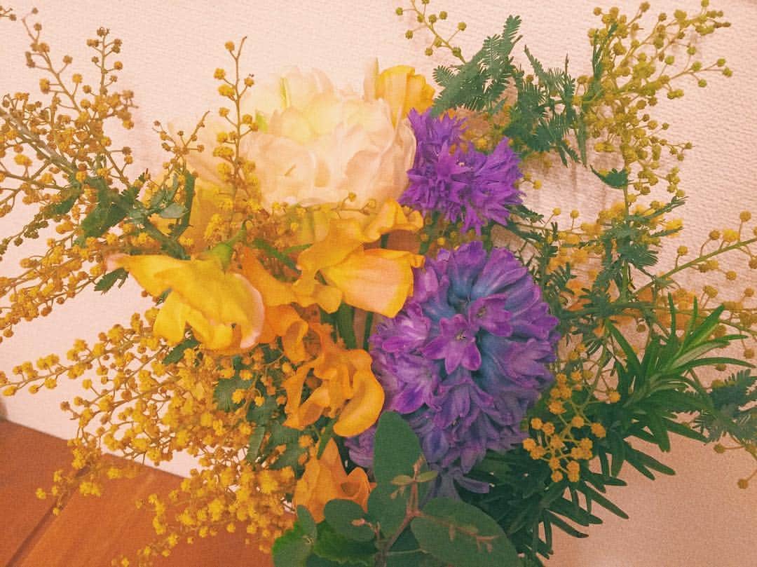 有末麻祐子さんのインスタグラム写真 - (有末麻祐子Instagram)「お部屋がお花屋さんみたいになってます🌼🌷🌹💐 幸せすぎ」1月30日 11時50分 - mayukoarisue