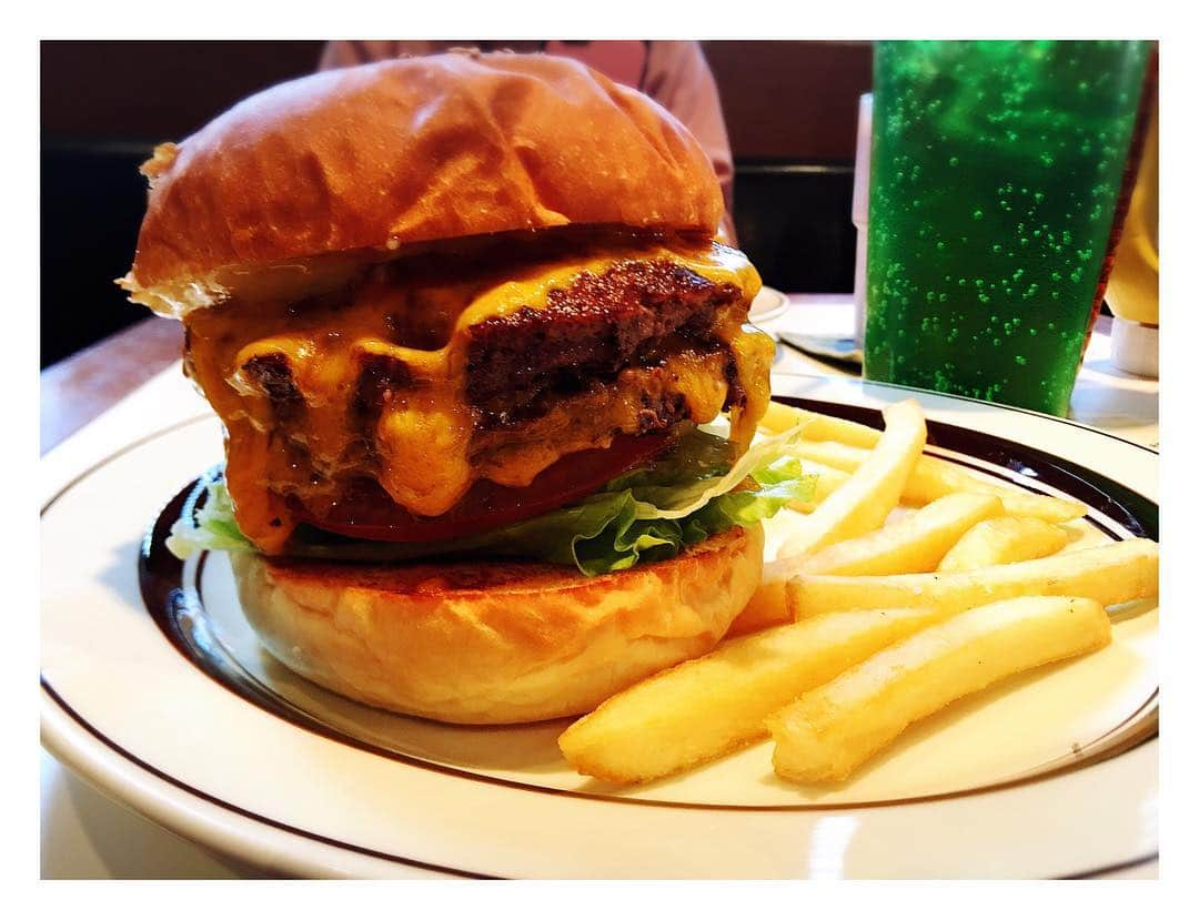 Mr.Dのグルメ日記のインスタグラム：「🍴#CafeHohokam 🍴 【メニュー】 #ダブルチーズバーガー 🍔¥1,300  一度喰らいついたら止まる事なし！ ジューシーな肉とタップリチーズが合わさって食べ応えがあります😋  #グルメ #ハンバーガー#チーズ #モーニング#朝食 #ランチ#昼ごはん#昼飯#外食 #東京#tokyo#原宿#harajuku #japanesefood #food #foodporn #foodpic #foodphoto #instaphoto #delistagrammer #eat#yom#yummy#delicious #デリシャス日記」