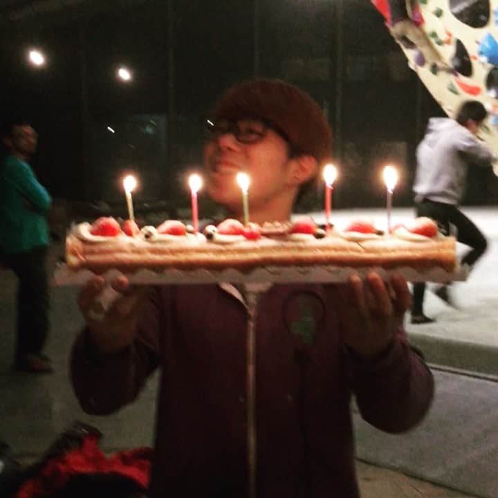 長澤青空のインスタグラム：「今日はFLATでたぁちさんの誕生日祝った！🎉 ケーキめっちゃ長くて美味しかった〜〜☺️ たぁちさん誕生日おめでとうございます！👏 #FLAT #bouldering #クライミング #ジム #山形 #たぁち #誕生日 #おめでとう #ケーキ #長い #美味い #そしてしっかり登った #指皮無し」