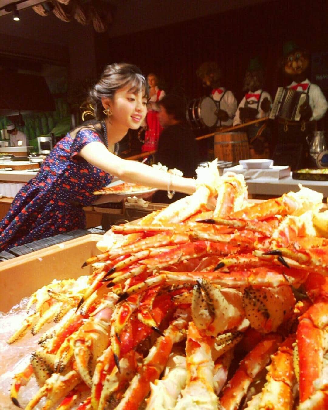 齋藤飛鳥 写真集『潮騒』のインスタグラム：「北国で とにかく楽しみにしていた蟹三昧🦀  #思い出プレイバック#カニ#蟹  #潮騒#齋藤飛鳥#いただきまあしゅ」