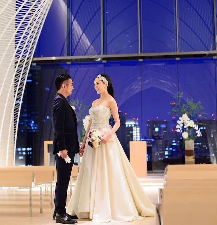 25ans Wedding 公式 Bridesさんのインスタグラム写真 - (25ans Wedding 公式 BridesInstagram)「皆様こんにちは💋 TOMOMI(@tm0415tm)です⭐️ * 夜のチャペル💒 @palacehoteltokyo * #wedding #weddings #theweddingjp #palacehoteltokyo #weddingceremony #weddingdress #hearstyle #pronovias #bridal #love #marriage #follow #like4like #theweddingtomomi #ザウエディング #ウェディング #ウェディングドレス #プロノビアス #プレ花嫁  #パレスホテル東京 #ブライダル #チャペル」1月30日 14時45分 - 25answeddingbrides