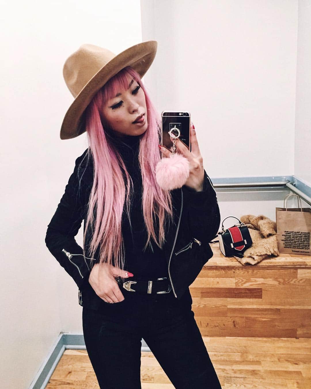 のインスタグラム：「Yesterday in all black & camel 🖤🐪When you have so many hats, sometimes you totally forget that one of your old faves even exists in your closet 😝🎩💕 ..... #mirrorselfie #allblackeverything #pinkhair #whatiwore #petitefashion #ootd #seattle」