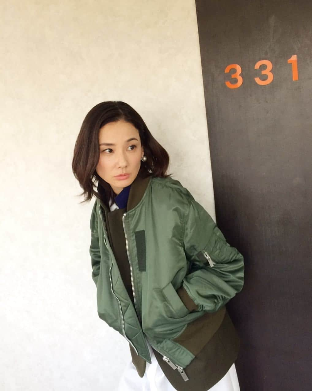 吉田羊さんのインスタグラム写真 - (吉田羊Instagram)「ヘアメイクPちゃんの、sacaiのMA1が可愛かったので拝借してファッション誌風。今日もひつこは元気でおじゃる。皆さんは元気ですかー？  元気があればなんでもできる、 いーち、にー、さーん、  #答えは「再捜査刑事」の一二三祐希さん #ほぼ全員正解でむしろびっくりありがとう」1月30日 18時25分 - yoshidayoh_official