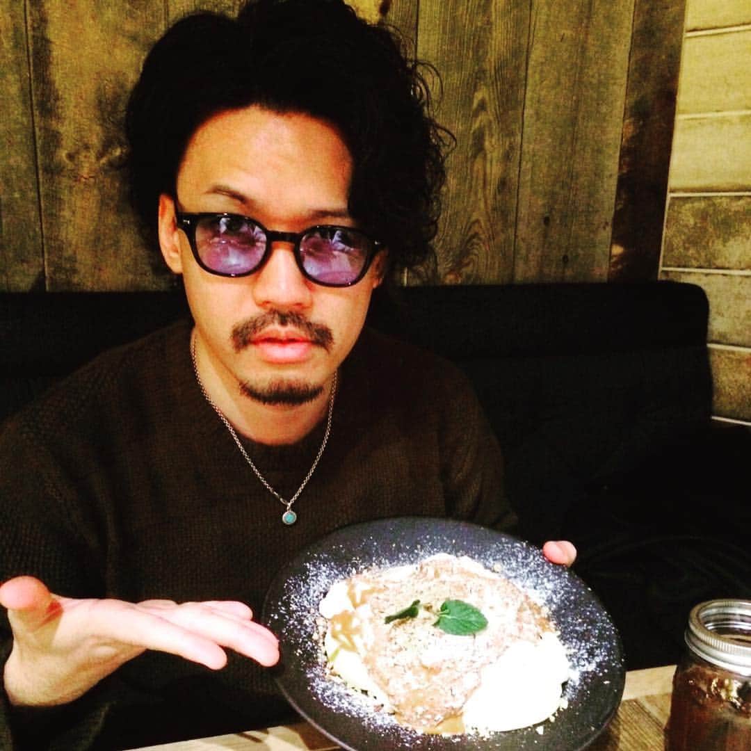 アントニーのインスタグラム：「なんか腹立つな〜〜 ピスタチオ伊地知  #ピスタチオ伊地知 さん #酒は飲まないけど甘い物は食べる」