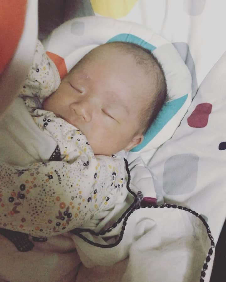 パク・ヨンインのインスタグラム：「기다리고 기다리던 시간... 평화가 찾아왔다... ❤ 너무 예쁜 다원이..^^ #instababy #육아대디 #육아스타그램 #육아소통 #ㅋㅋㅋ」