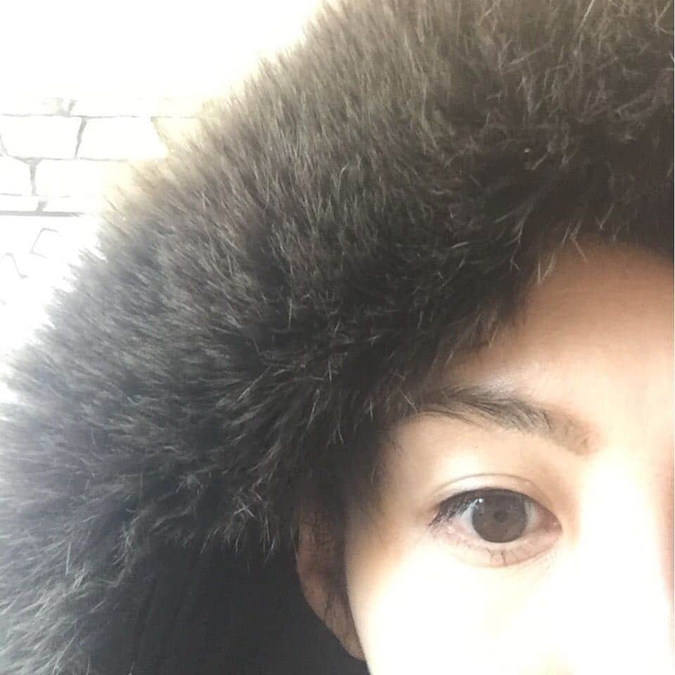 ともさかりえさんのインスタグラム写真 - (ともさかりえInstagram)「極寒ロケ中。ビルの屋上は風が吹き荒れております。暖かかった昨日は残念ながら終日スタジオでした。衣装の下に着込めるだけ着込み、カイロを貼りまくり、よもぎパッドを装着。しかし無意識のうちに鼻水がたれ、涙がでてくるのよね。わりと近いうちに皆さんにご覧いただけるであろうドラマの撮影をしております。  #ドラマ  #ロケ  #極寒  #カイロ  #よもぎパッド  #モンクレール」1月31日 10時01分 - rie_tomosaka_official