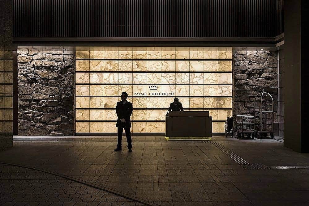Palace Hotel Tokyo / パレスホテル東京さんのインスタグラム写真 - (Palace Hotel Tokyo / パレスホテル東京Instagram)「ホテルの#エントランス では、#ドアマン がお待ちしています。Our #doormen are waiting for you to arrive. Photo by @cla.ramun #車寄せ #エレガント #丸の内 #パレスホテル東京 #doorman #hotelentrance #tokyoatnight #Marunouchi #PalaceHotelTokyo」1月31日 12時28分 - palacehoteltokyo