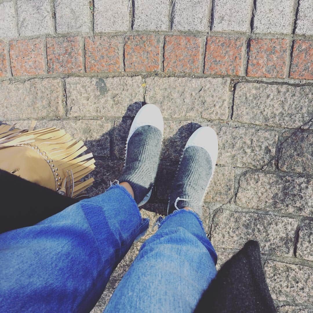 亀恭子のインスタグラム：「珍しく、ラウンドドゥのパンプス。  甲に沿ってグルリと小さなスタッズが付いてて、自分にはsweetとcoolが丁度良い塩梅。  today's… #fashion #outfit #ootd #kkstyle #shoes #christianlouboutin #winter #sale #chunkyheels #sweet #cool」