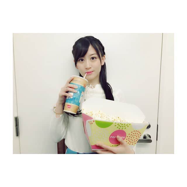 上西恵さんのインスタグラム写真 - (上西恵Instagram)「ポップコーン片手に何飲んでるでしょう🍿 スタッフさんに意外だねって言われた😳😳」1月31日 14時32分 - jonishi_kei