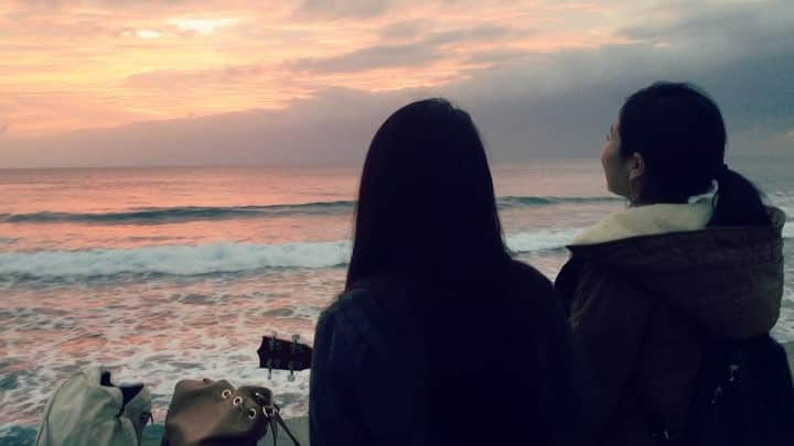 知念ありかのインスタグラム：「You make me HAPPY when skies are grey :) @maifrommk @yuika_tamaki @t_iiin_r018 #sunset #sunabe #seawall #okinawa #songs #ukulele #fula #friends #smile #love #happytimes #新年快樂 #sunsetなのにsunshineの歌 #歌の内容と時間帯あれだけどいいよね #かれこれ25年の付き合い」