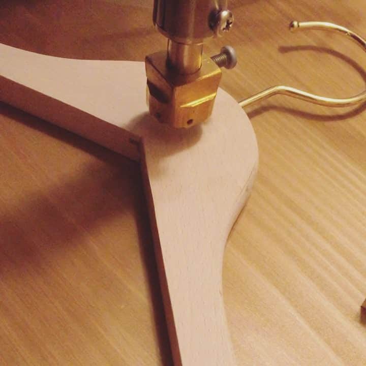 のインスタグラム：「ta-da🙌 every hangers have own faces.  一つ一つ心を込めて焼印！ 少しずつ表情が違うのもまたよい。 #hotel #unwind #sapporo #hokkaido #newopen #japan」
