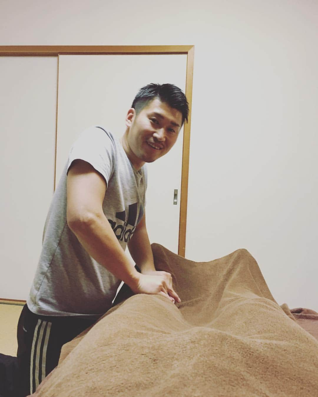 西岡剛さんのインスタグラム写真 - (西岡剛Instagram)「キャンプからシーズン中はずっと帯同してくれる岩井幹雄トレーナーです。 ケアを中心に秀島トレーナーと連絡とりあって体をみてくれてます。 岩井トレーナーとは実は小学校のときから知り合いで彼の兄と僕は同級生で中学、高校と同じチームで昔からの仲です。 僕と同級生の兄は現在警察官になり。 弟のミキオは中学のチームで2学年下の後輩になります。 ミキオも高校野球で甲子園に出場しておりトレーナーの道に進んでタッグを組むことになりました。 いろんな人のサポートがあり、今年頑張りたいと思います。 #阪神タイガース #西岡剛  #株式会社アクシス #岩井幹雄 #専属トレーナー」1月31日 20時10分 - tsuyoshinishioka_official