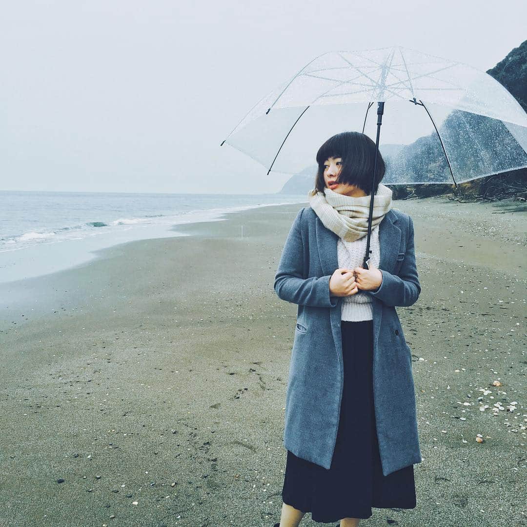 わっち☆ wacchiのインスタグラム：「*音と色と道連れに 「いつか」「今」の徒然に  #海 #sea #空 #sky #雨 #rain #青 #blue #ポートレート部 #makeportraits #女の子 #girl #iphone6s #iphoneonly #mwjp #instagramjapan #igers #igersjp #shootermag #shootermag_japan #ig_photooftheday #hueart_life #reco_ig #vscocam #vsco #vscogood_ #indies_gram」