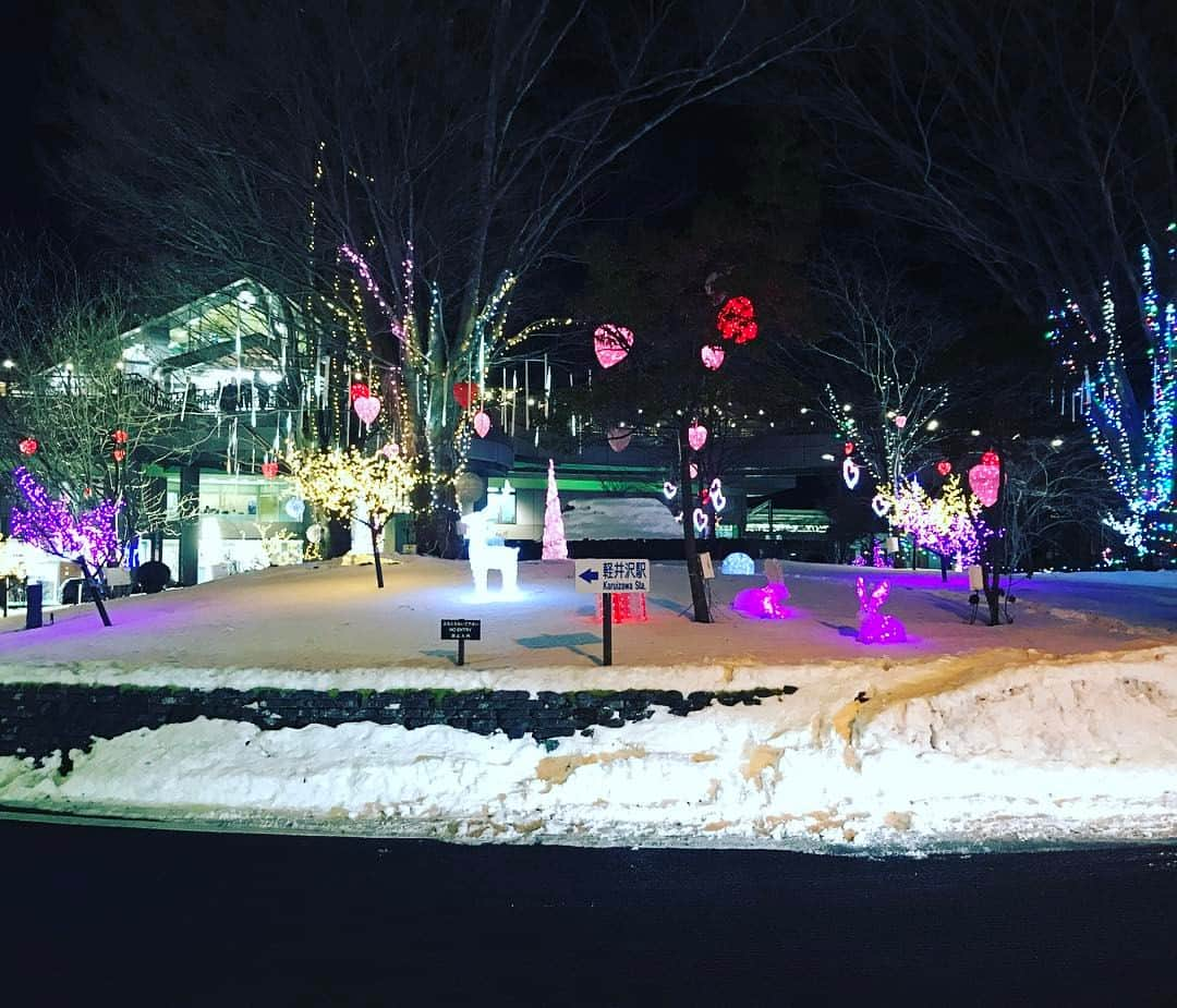 TBSドラマ「カルテット」さんのインスタグラム写真 - (TBSドラマ「カルテット」Instagram)「#軽井沢駅 #イルミネーションキレイです✨✨#放送まであと約15分 #お楽しみにしてくたざい😊 #ワクワク #みぞみぞ #松たか子 #満島ひかり #高橋一生 #松田龍平 #カルテット🎻 #マツコの知らない世界 の後‼️」1月31日 21時47分 - quartet_tbs