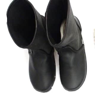 ロサモサさんのインスタグラム写真 - (ロサモサInstagram)「black boots always in fashion never wrong - rosa mosa flexible wood soled boots - reduced till this thursday only using discountcode: pinkcrocus via shop.rosamosa.com ! #rosamosa #footwear #accessories #workwear #woodwork #clogs #woodshoes #handmade #avandgarde #artisan #artisanal #vienna #style #mood #handmadeshoes」1月31日 22時47分 - rosamosavienna