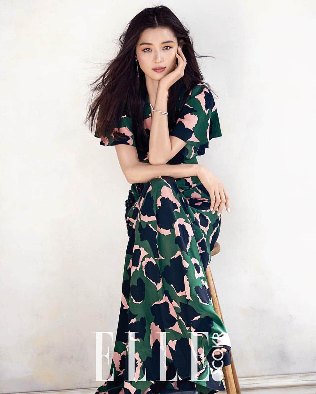チョン・ジヒョンのインスタグラム：「#ELLE [INFO] Jun Ji Hyun, also known as the heroine of SBS’s “The Legend Of The Blue Sea,” recently participated in a new photo campaign for women’s clothing brand MICHAA. - Pictures of photoshoot will be uploaded soon!」