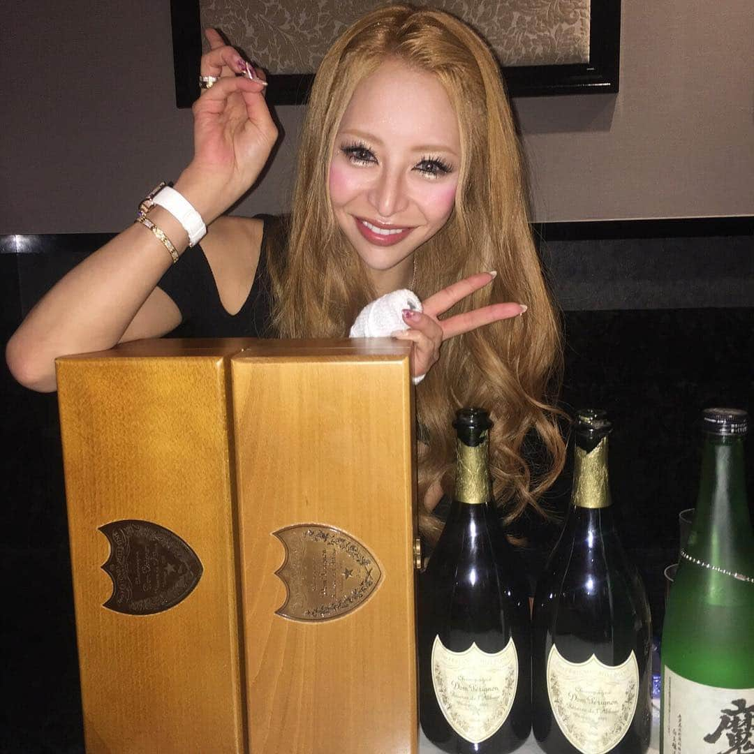 門りょうさんのインスタグラム写真 - (門りょうInstagram)「昨日初のインスタライブ見てくれた方ありがとうございました😻🎀 本日も酔っぱらい〜〜💗 他もドンペリp2 2本も頂いたのに写メ撮り忘れたごめんなさいお客様😢 今日も感謝感謝感謝感謝感謝感謝感謝感謝感謝 #クラブ門#MON#北新地#スーパードンペリ#ラヴェイ#ドンペリp2」2月1日 3時15分 - rio19891015