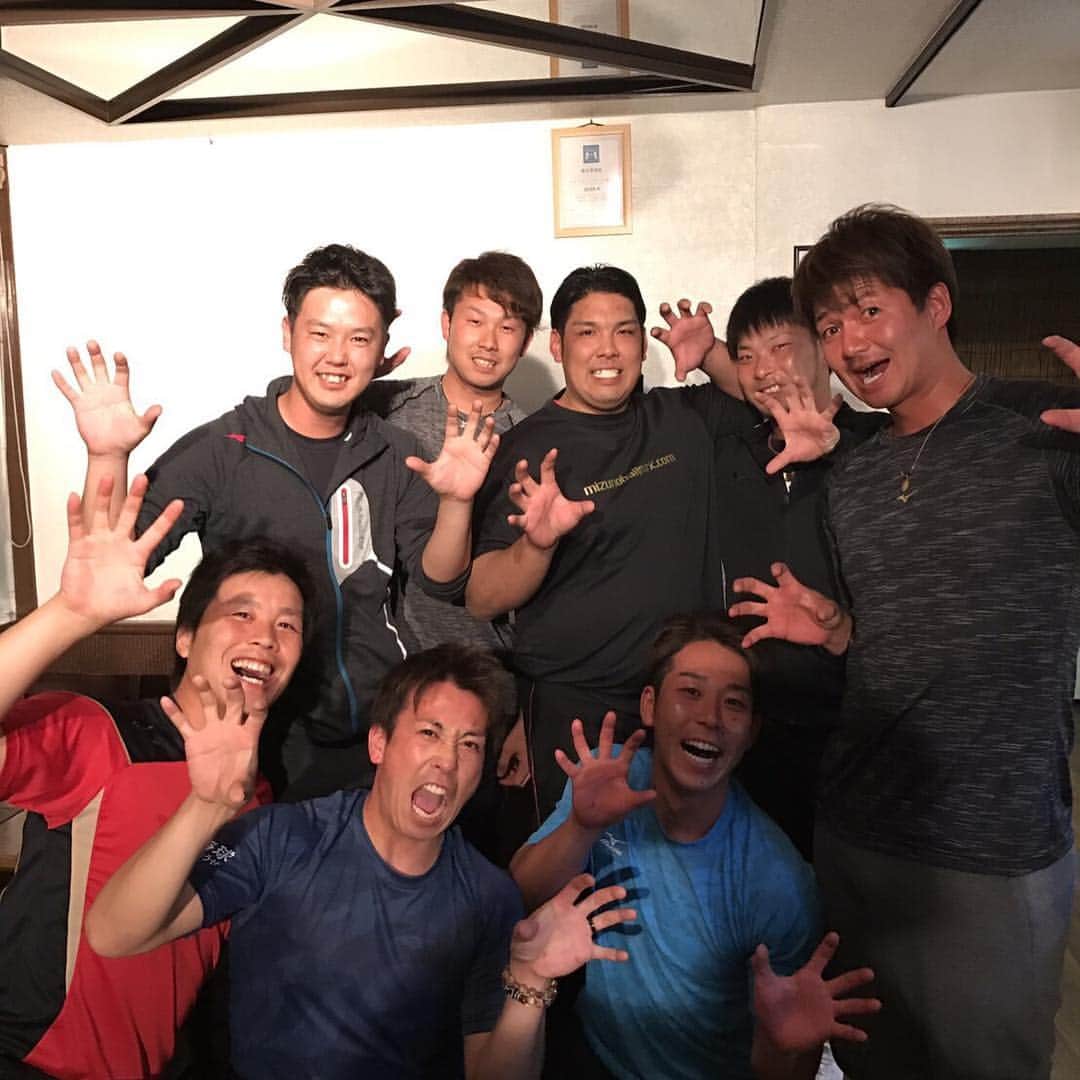 益田直也のインスタグラム：「今年も始まるなー！ オフ一瞬やった…笑 今年もみんなでがんばろっ😁 今日からみんな 千葉ロッテマリーンズを よろしく！！！」