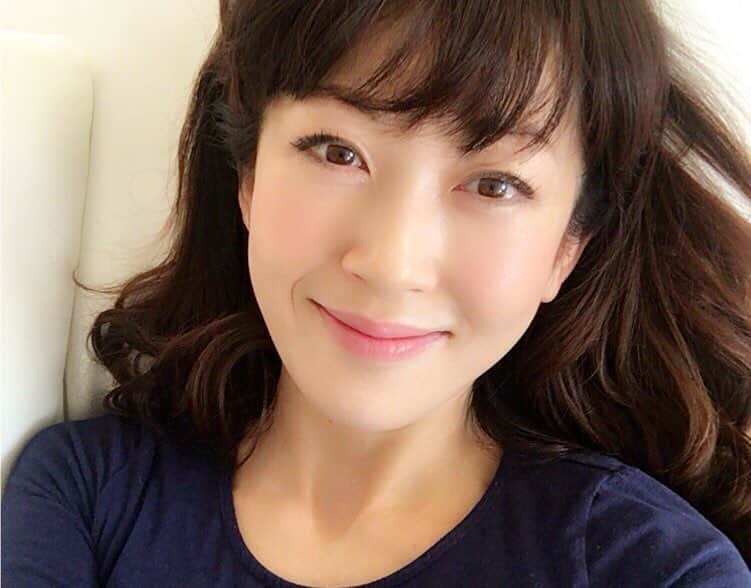 草間淑江さんのインスタグラム写真 - (草間淑江Instagram)「昨日は、クラランスのオイルをつけて41度の湯船に１５分。 オイルパックしました。 しっとり☺️ #オイルパック #クラランス #乾燥肌用 #乾燥対策 #草間淑江」2月1日 10時01分 - yoshie_kusama